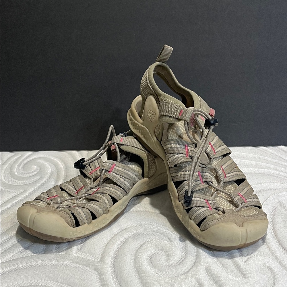 6.5 Keen Women's Beige & Pink Outdoor Sandals, Lightweight, comfortable, arch.